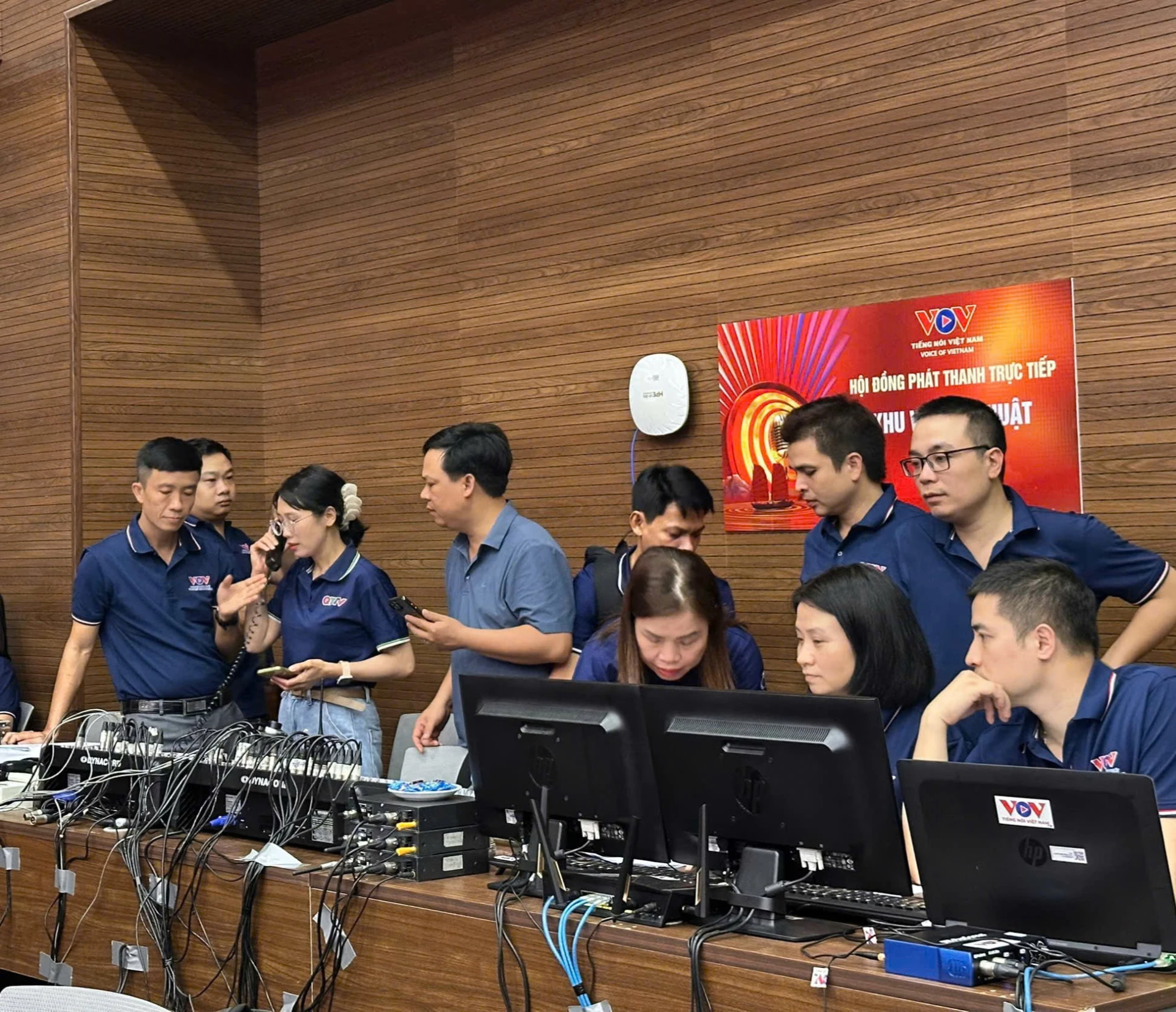 Đội ngũ làm phát thanh Quảng Trị từng bước tiếp cận các phương thức sản xuất âm thanh hiện đại và môi trường truyền thông đa nền tảng-Ảnh: N.B