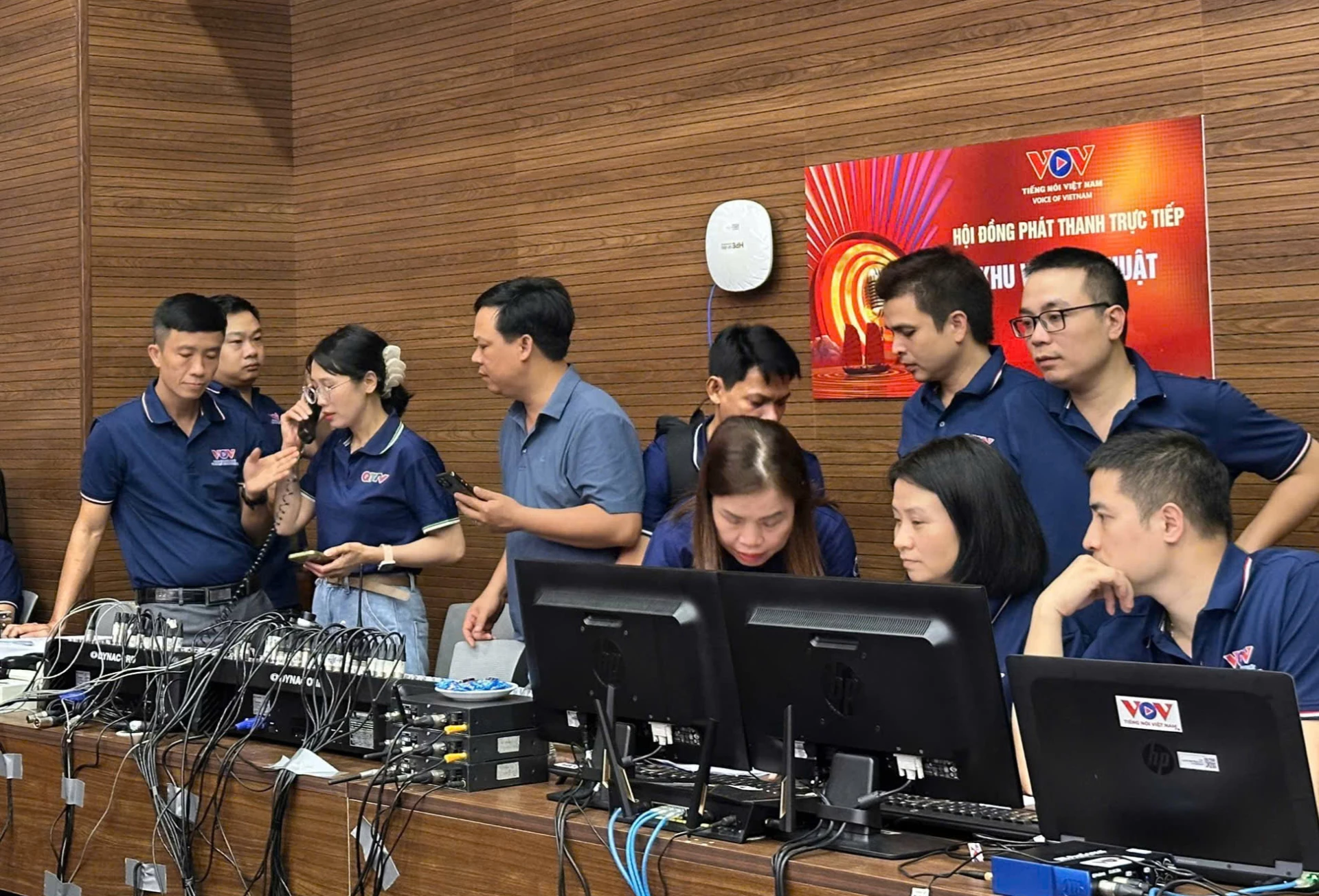 Đội ngũ làm phát thanh Quảng Trị từng bước tiếp cận các phương thức sản xuất âm thanh hiện đại và môi trường truyền thông đa nền tảng - Ảnh: N.B