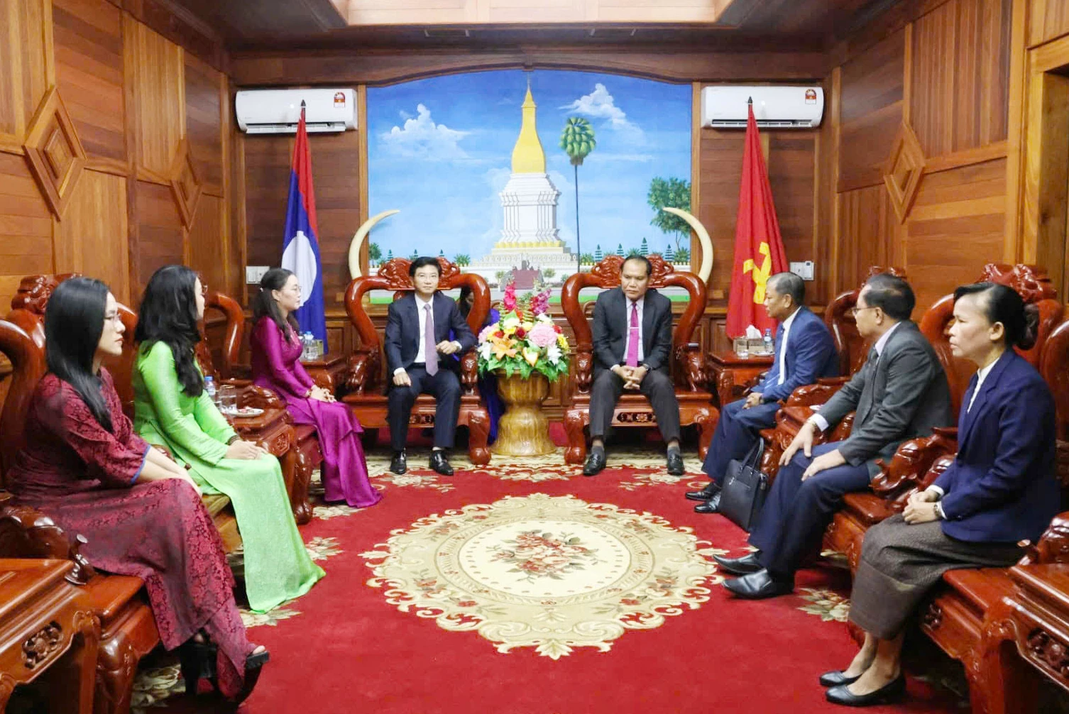 Đoàn công tác đến chào xã giao lãnh đạo tỉnh Khăm Muồn - Ảnh: Văn Tuyến