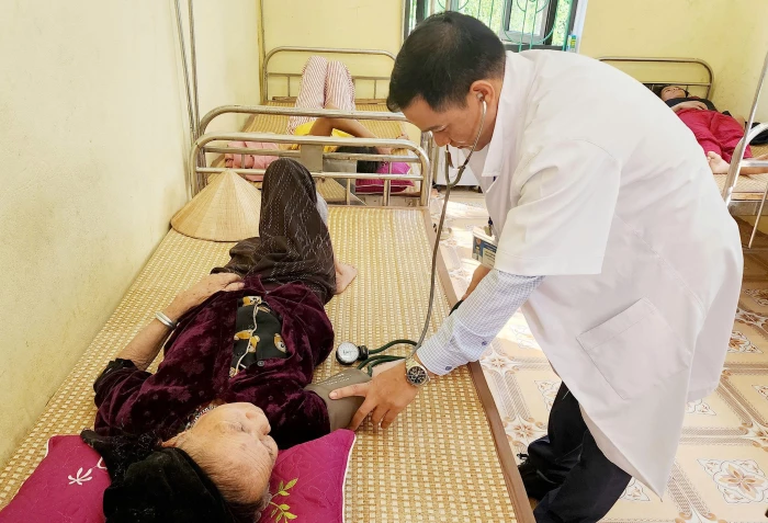 Thầy thuốc của bản làng