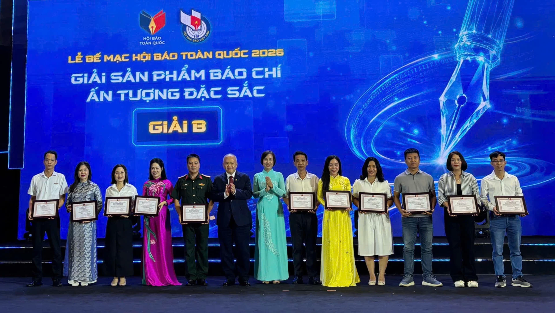 Đại diện Hội Nhà báo tỉnh Quảng Trị nhận giải B giải “Sản phẩm báo chí ấn tượng đặc sắc” tại hội báo toàn quốc năm 2026 - Ảnh: N.B
                                                                                                                           