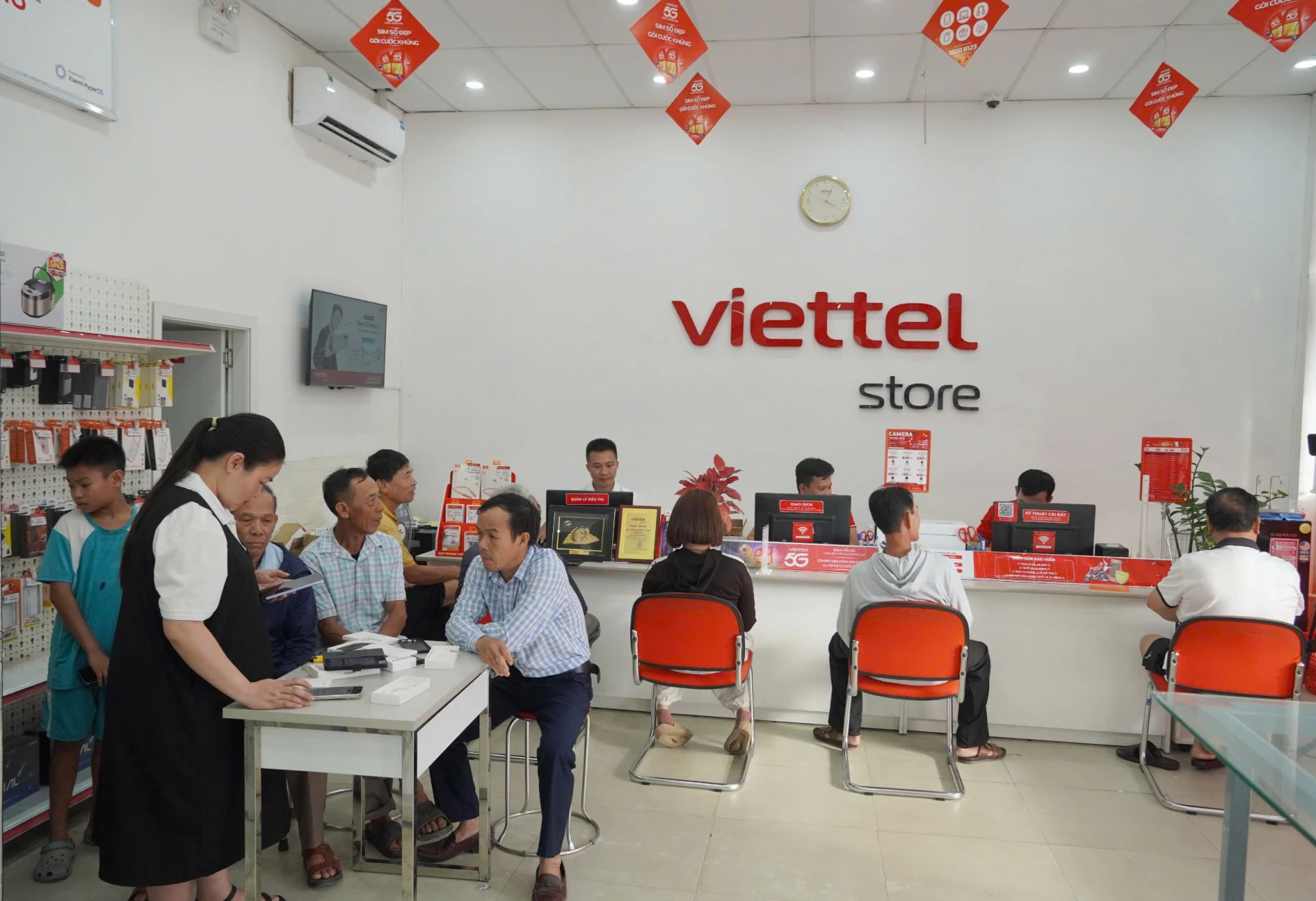 Rất đông người dân đến các cửa hàng để xác thực thông tin thuê bao - Ảnh: HL