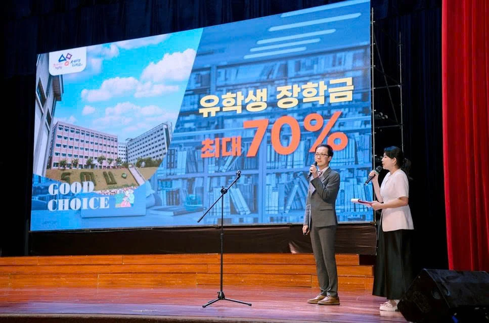Đại diện các trường đại học Hàn Quốc cung cấp thông tin về ngành học, học bổng và cơ hội nghề nghiệp -Ảnh: D.L

