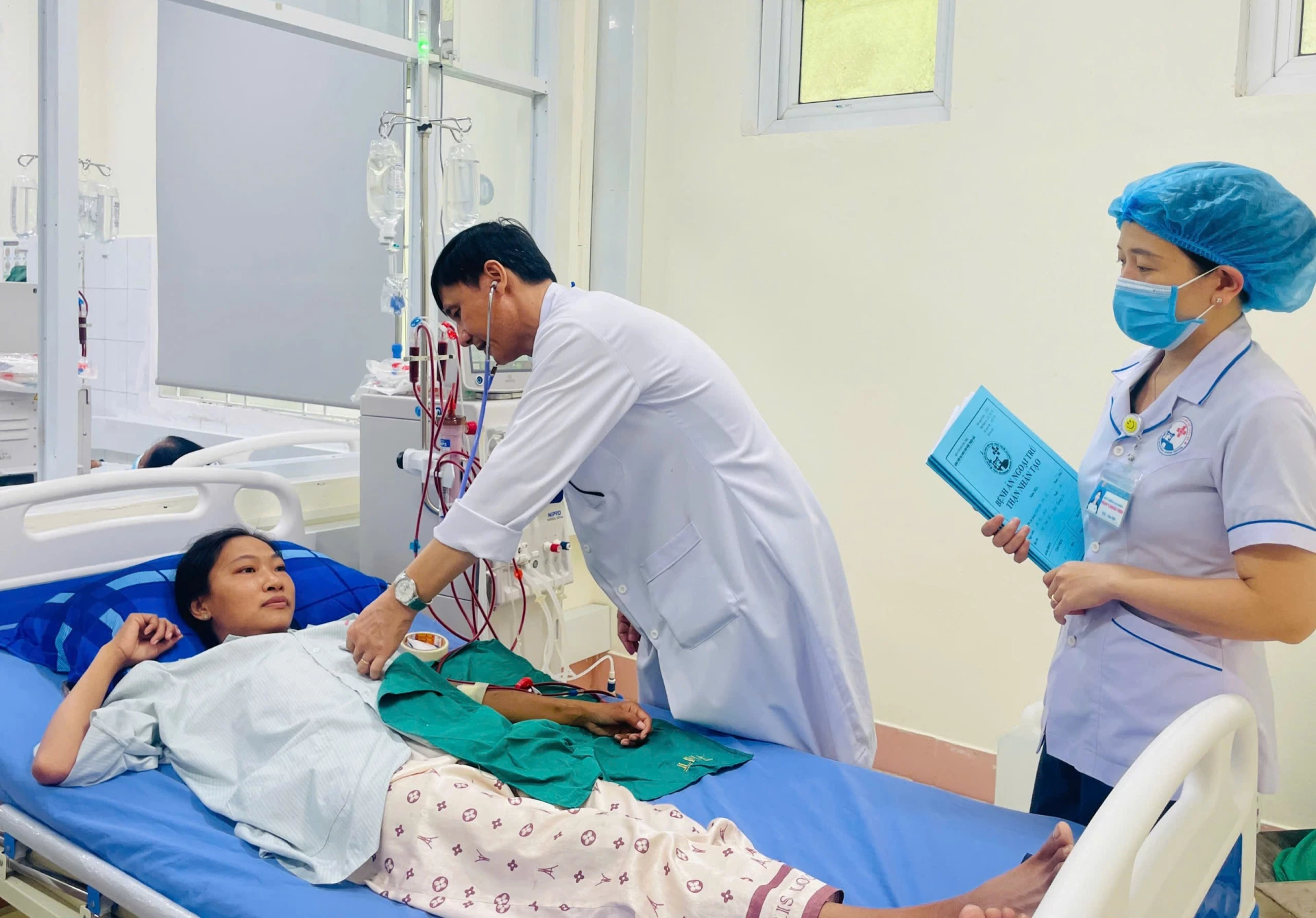 Chăm sóc bệnh nhân chạy thận nhân tạo tại Bệnh viện đa khoa Khu vực Triệu Hải - Ảnh: H.N