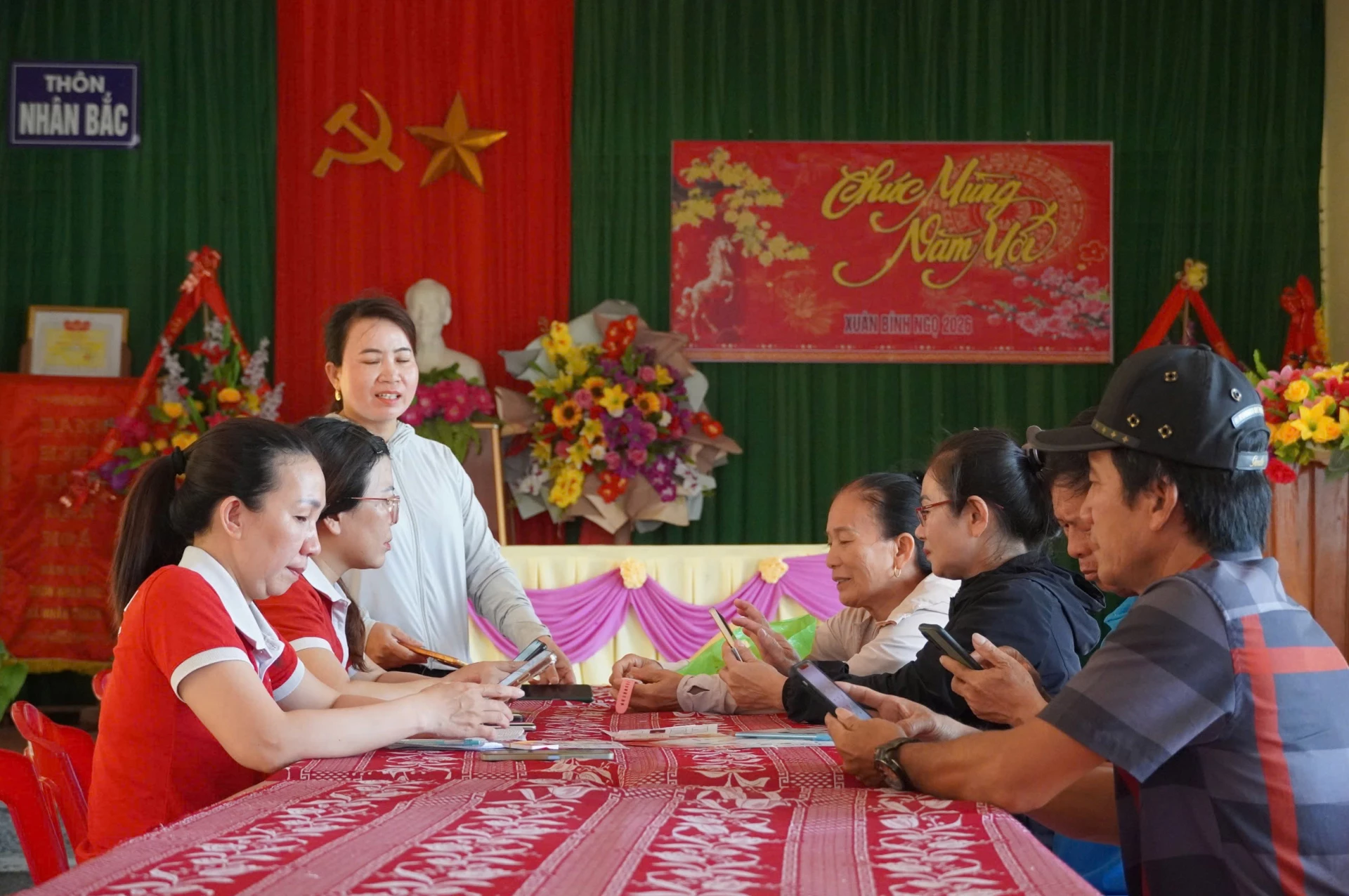 Người dân đến các điểm