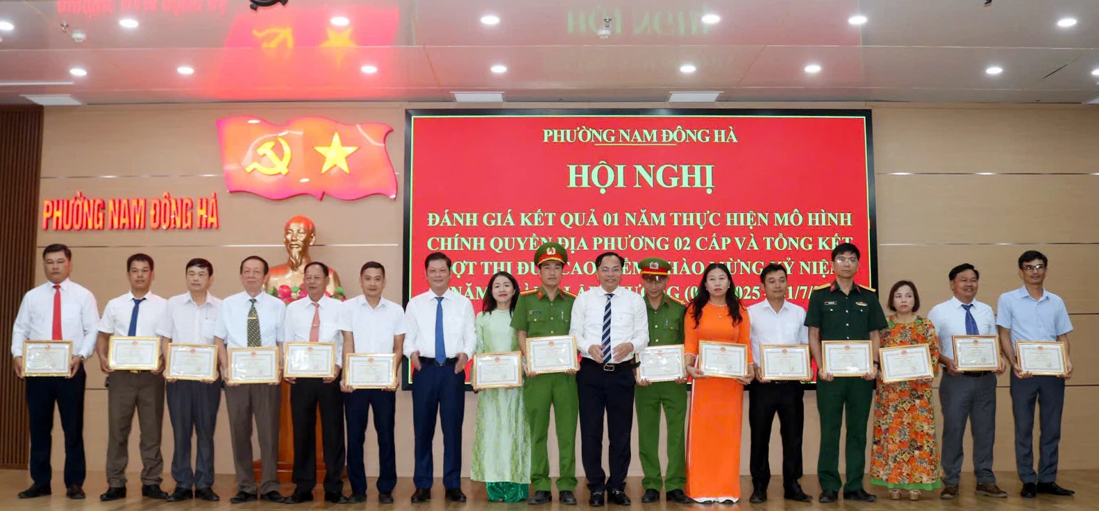 Trao giấy khen của Chủ tịch UBND phường Nam Đông Hà cho các cá nhân có thành tích xuất sắc trong phong trào thi đua cao điểm chào mừng 1 năm thành lập phường - Ảnh: D.L
