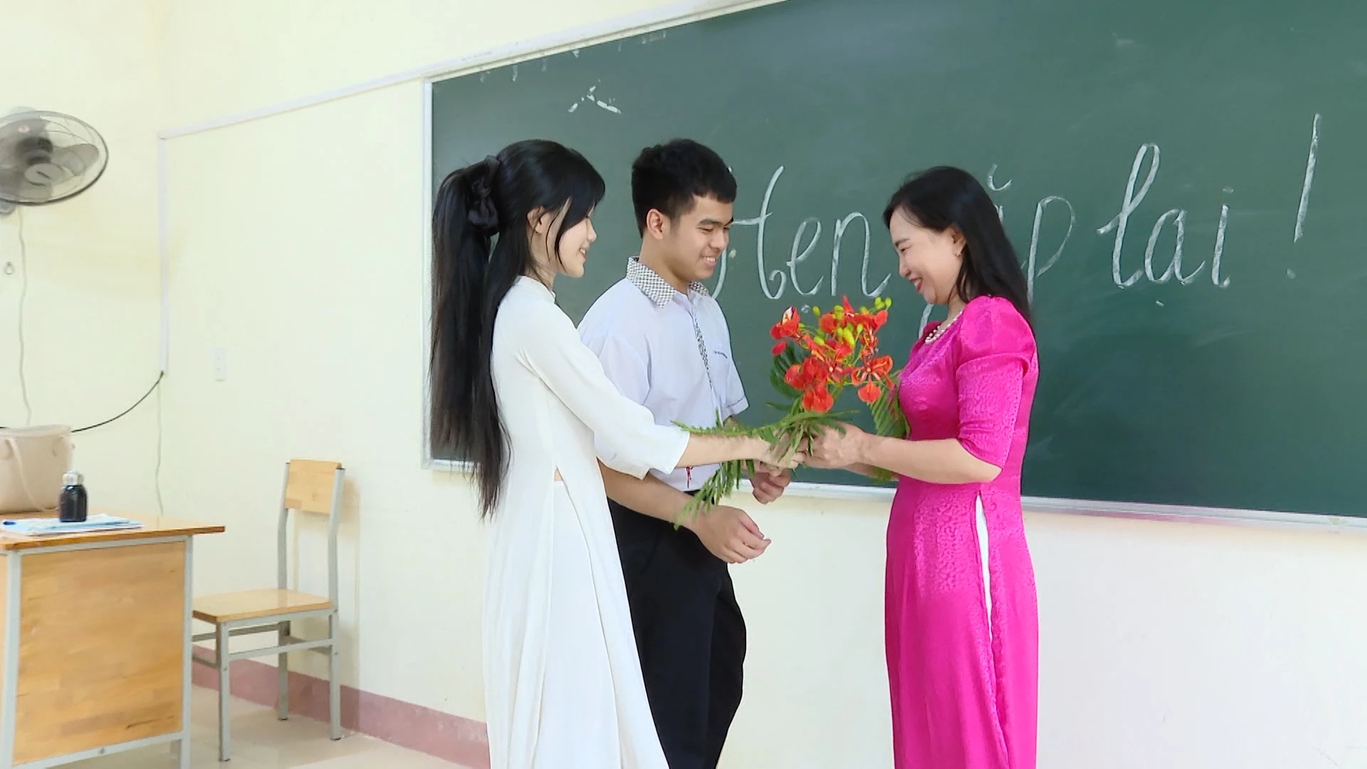 Cô giáo Trần Thị Tình, Trường THPT Ninh Châu, xúc động trước tình cảm của học trò - Ảnh: KL