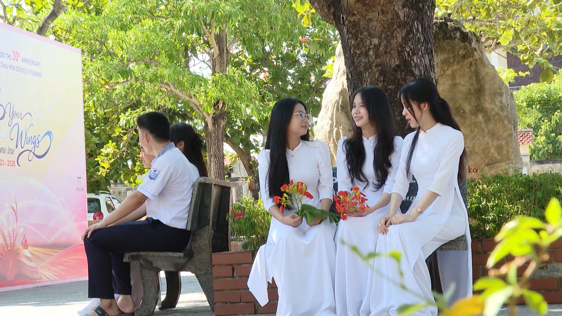 Khoảnh khắc của thanh xuân dưới mái trường mến yêu - Ảnh: KL  