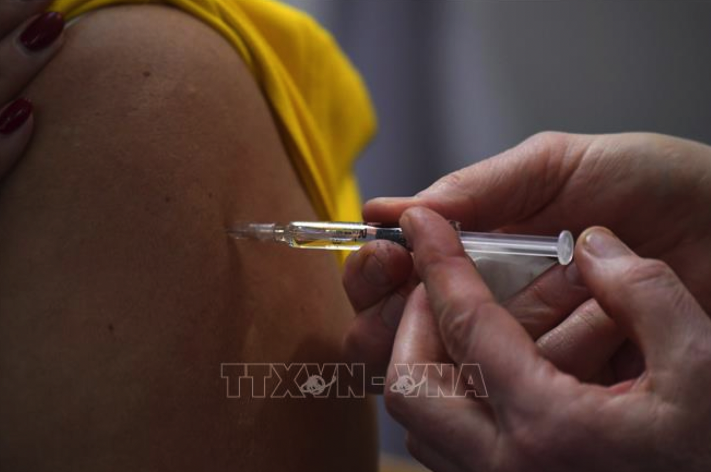 Thuốc tiêm amivantamab giúp thu nhỏ khối u ở hơn 1/3 số bệnh nhân tham gia nghiên cứu, và ở 15 bệnh nhân, khối u đã biến mất hoàn toàn. Ảnh minh họa: AFP/TTXVN