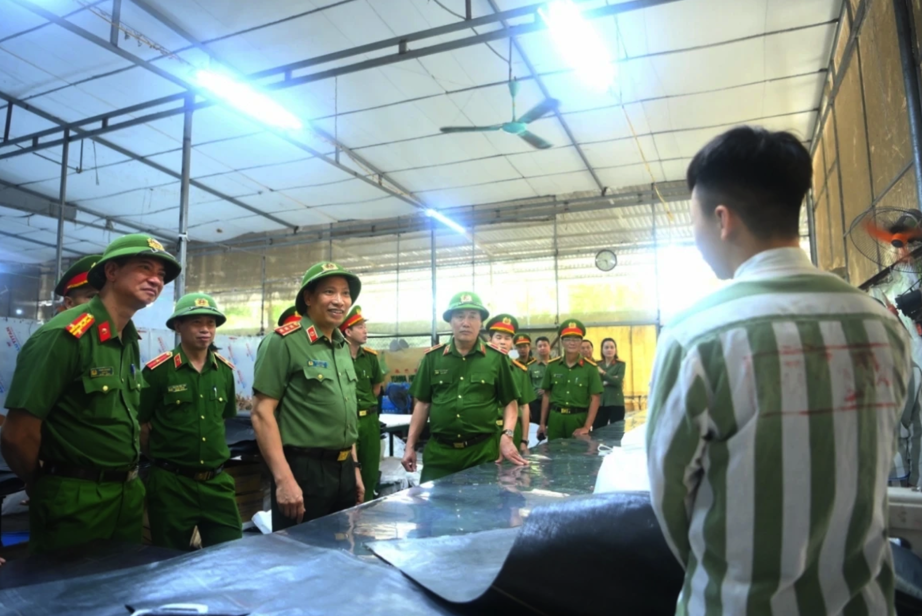 Lãnh đạo Bộ Công an kiểm tra công tác tại xưởng sản xuất và phòng đọc sách thuộc Trại giam Nam Hà.