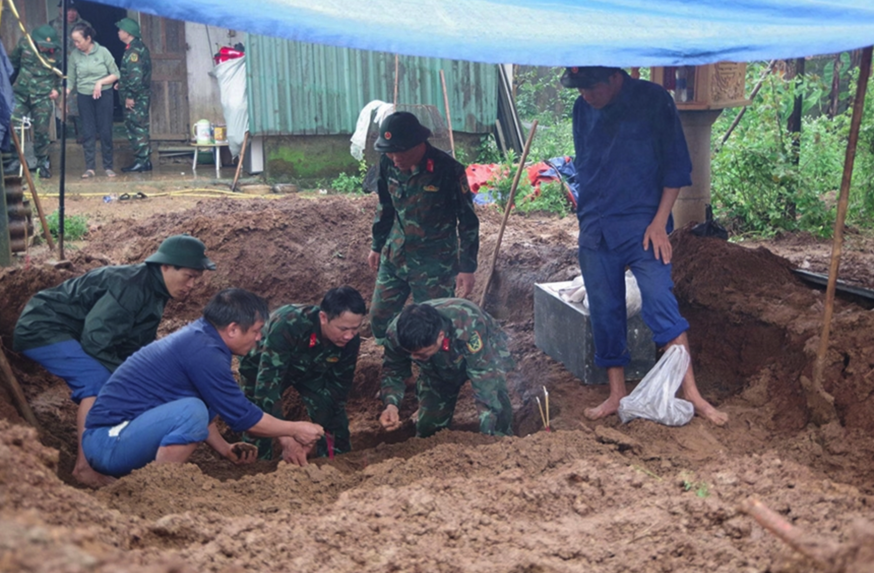 Cán bộ, nhân viên Đội quy tập HCLS, Phòng Chính trị Sư đoàn 968 tiến hành quy tập hài cốt liệt sĩ tại xã Cam Lộ, tỉnh Quảng Trị.