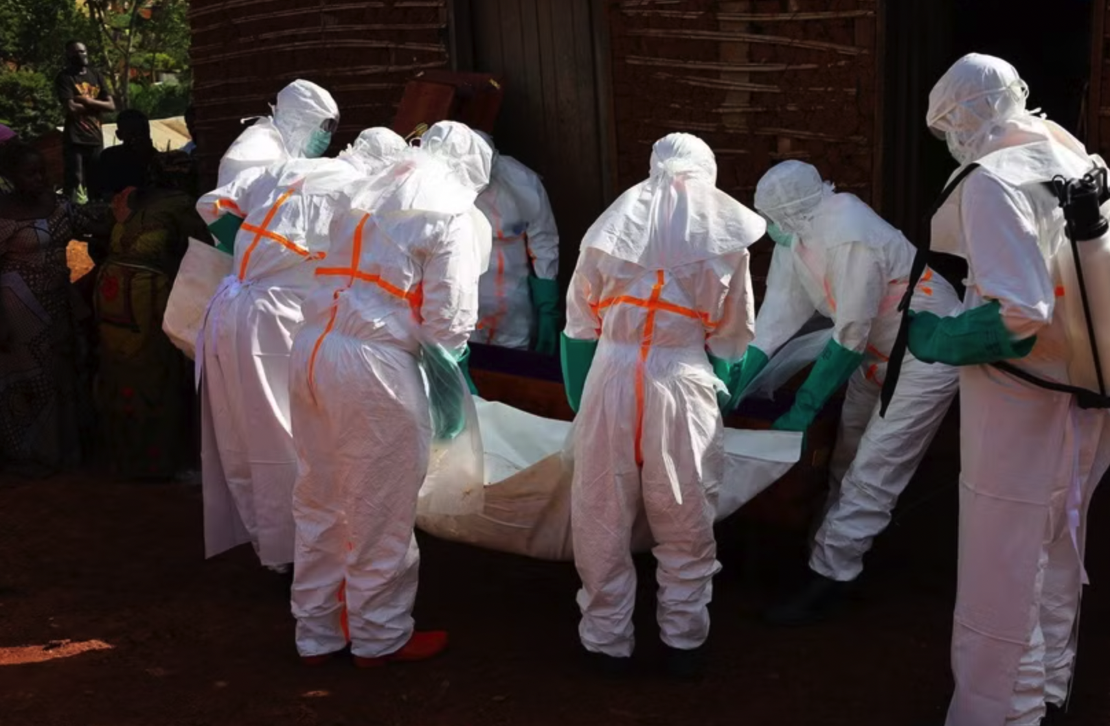 Nhân viên y tế chuyển thi thể bệnh nhân Ebola tại Mongbwalu, tỉnh Ituri, CHDC Congo. (Ảnh: THX/TTXVN)