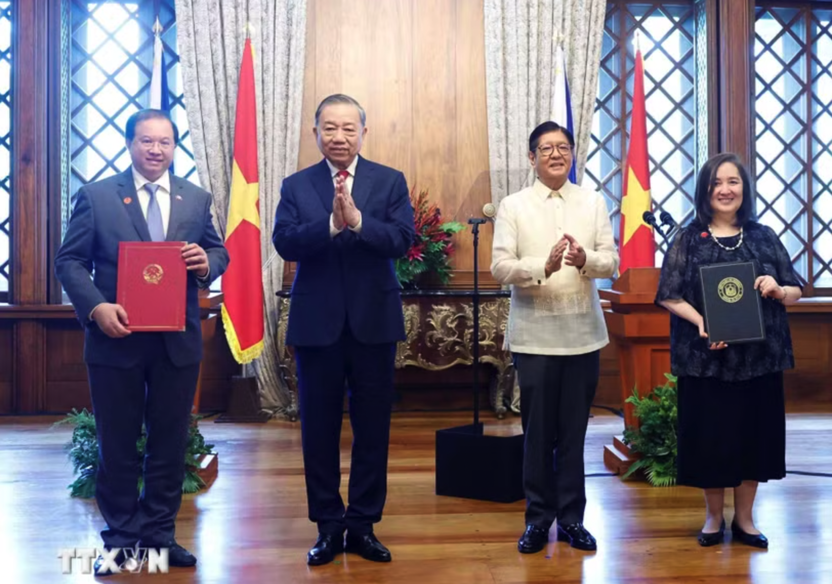 Tổng Bí thư, Chủ tịch nước Tô Lâm và Tổng thống Philippines Ferdinand Romualdez Marcos Jr. chứng kiến lễ trao các văn kiện hợp tác giữa hai nước. (Ảnh: Thống Nhất/TTXVN)