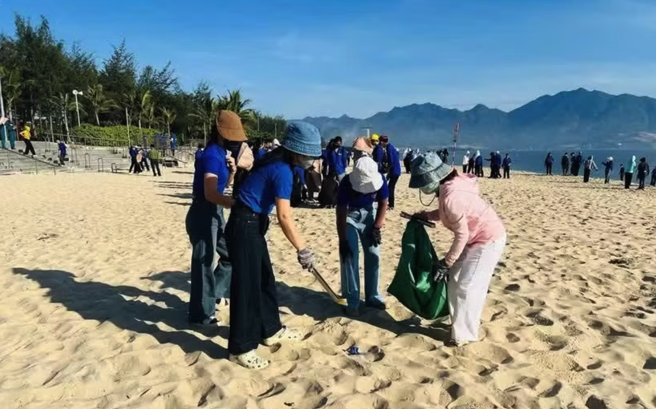 Lực lượng thanh niên thành phố Đà Nẵng ra quân dọn dẹp bãi biển hưởng ứng đợt ra quân Ngày Chủ nhật xanh đồng loạt toàn quốc lần thứ II năm 2026. (Ảnh: Khoa Chương/TTXVN)