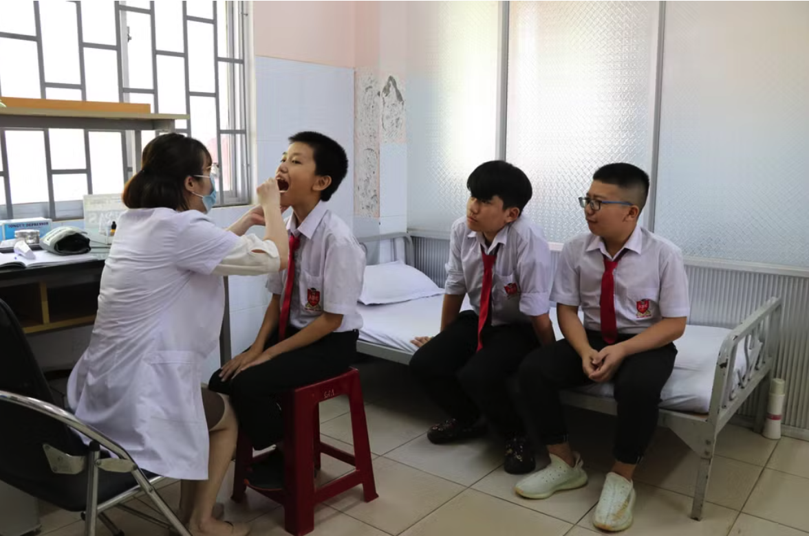 Khám sức khỏe cho học sinh của trường tại Gia Lai. (Ảnh: Hoài Nam/TTXVN)