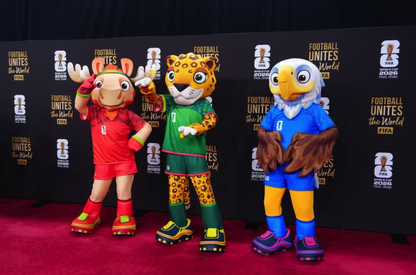 Các linh vật của World Cup 2026 ra mắt tại lễ bốc thăm (từ trái sang): Nai sừng tấm Canada, Báo đốm Mexico và Đại bàng đầu trắng Mỹ. (Ảnh: THX/TTXVN)