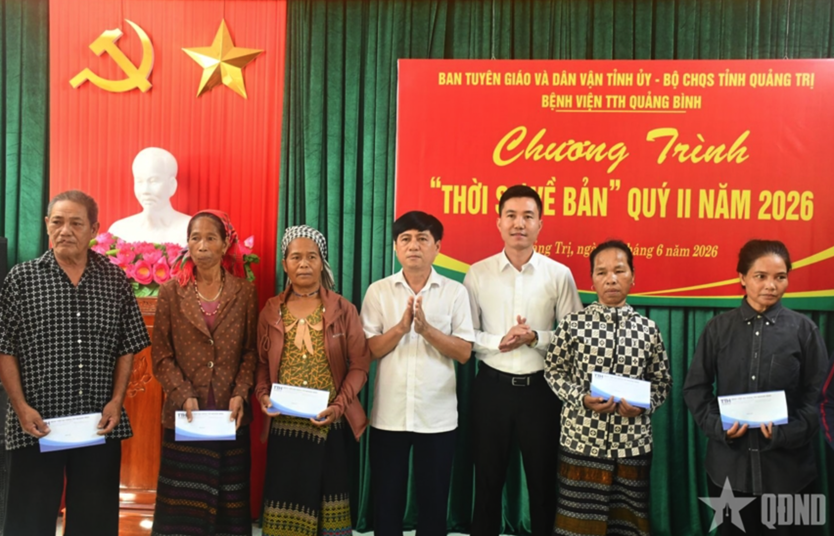Lãnh đạo các đơn vị trao quà tặng gia đình chính sách, hộ nghèo, gia đình có hoàn cảnh đặc biệt khó khăn.
