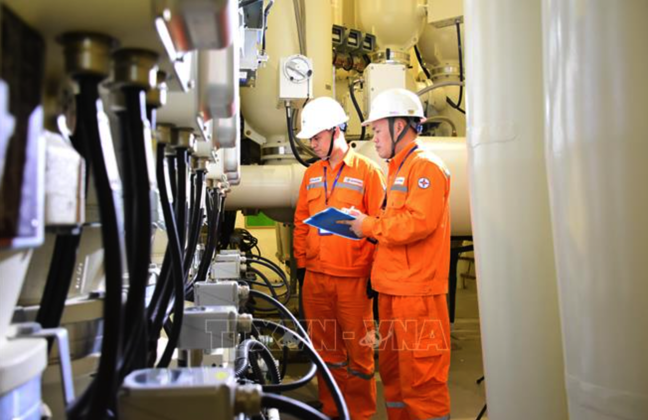Công nhân EVNHANOI kiểm tra tại trạm biến áp 110KV. Ảnh: Quốc Lũy/TTXVN