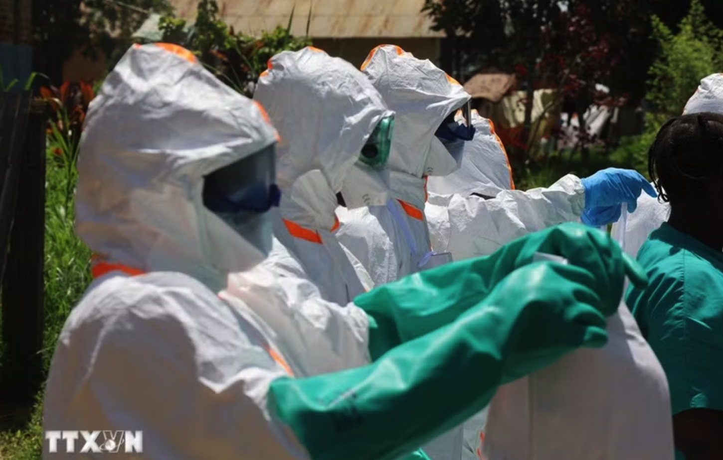 Nhân viên y tế mặc trang phục bảo hộ và khử khuẩn khi điều trị cho bệnh nhân Ebola tại Ituri, Cộng hòa Dân chủ Congo. (Ảnh: THX/TTXVN)