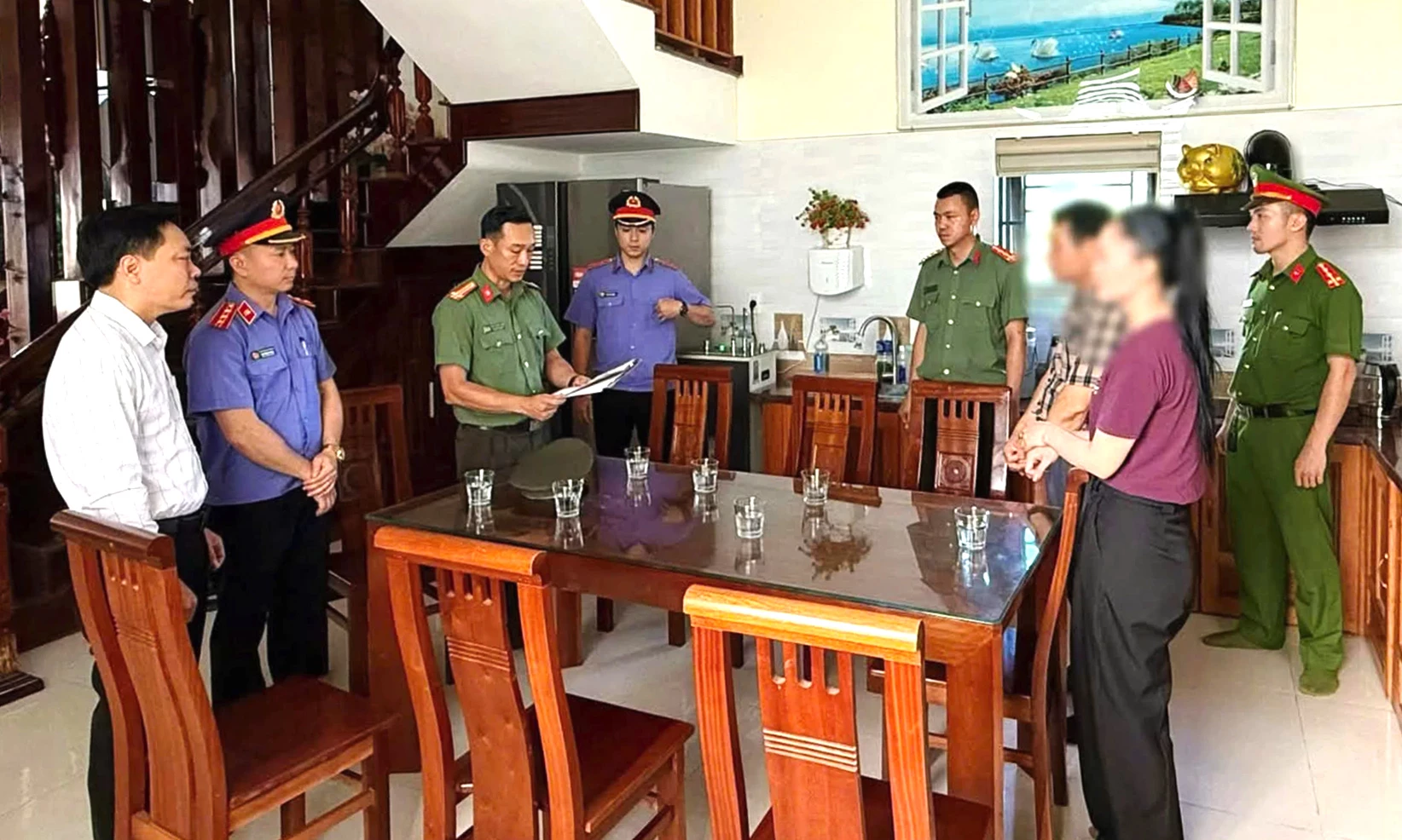 Ông Nguyễn Văn Đông, Hiệu trưởng Trường tiểu học số 2 Quảng Phúc nghe đọc các quyết định về tố tụng hình sự phục vụ công tác điều tra - Ảnh: B.T