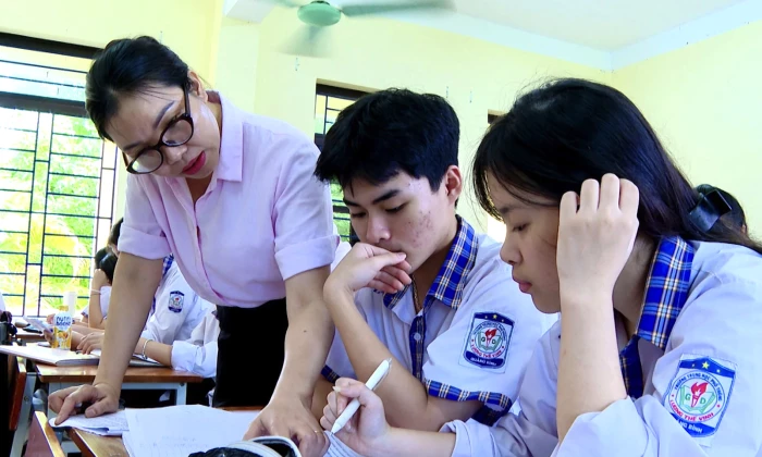 Áp lực mùa thi và những vòng tay đồng hành