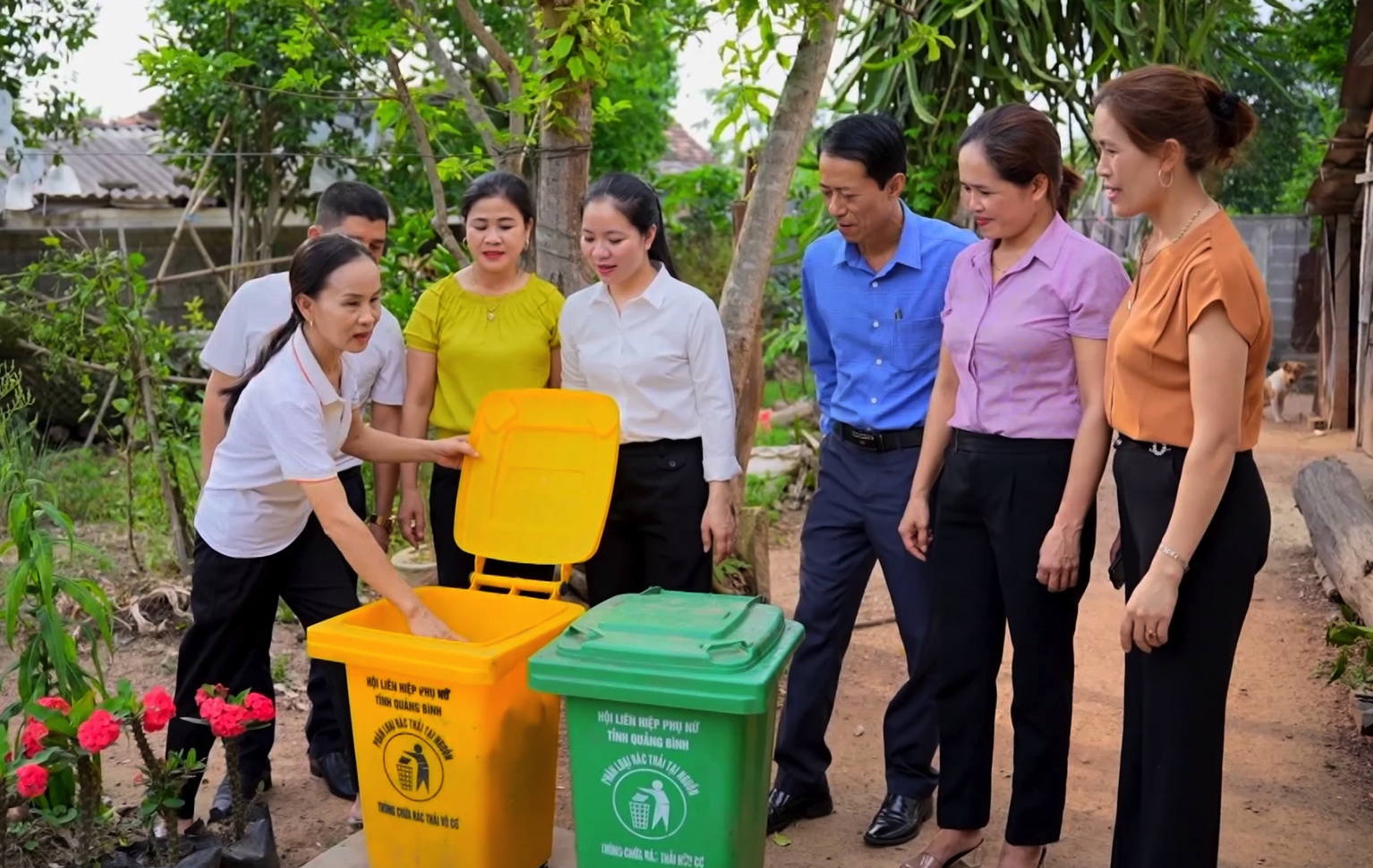 Trao thùng rác hợp vệ sinh cho các chi hội phụ nữ - Ảnh: N.Tr