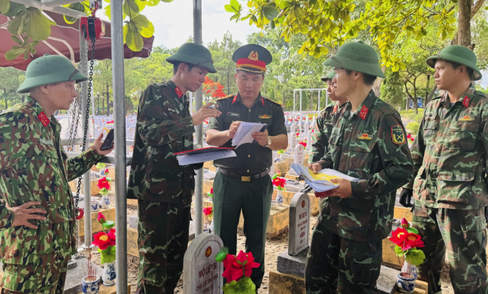 Lấy mẫu phẩm hài cốt liệt sĩ chưa xác định thông tin tại Nghĩa trang liệt sĩ quốc gia Đường 9