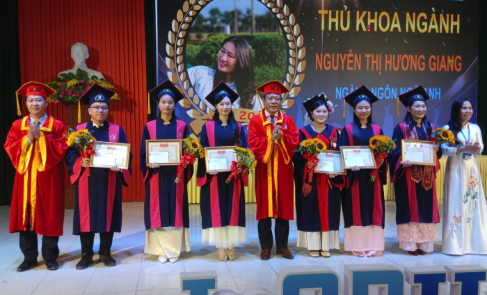Trường đại học Quảng Bình trao bằng tốt nghiệp cho 221 sinh viên