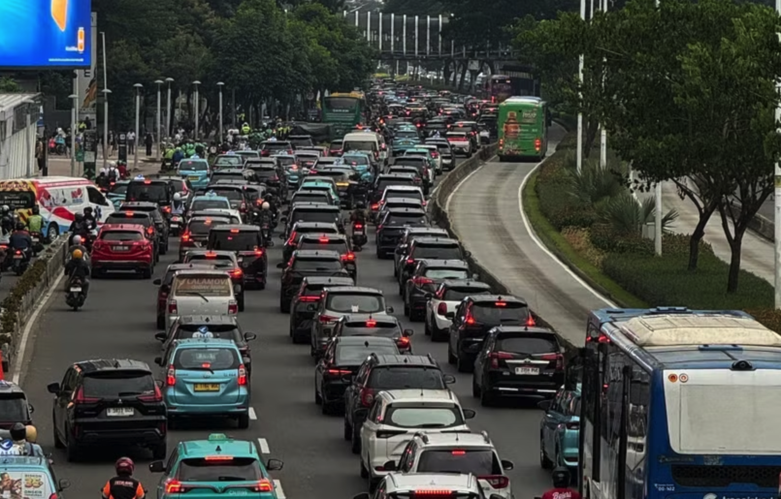 Xe cộ lưu thông trên đường phố tại Jakarta, Indonesia. (Ảnh: Đỗ Quyên/TTXVN)