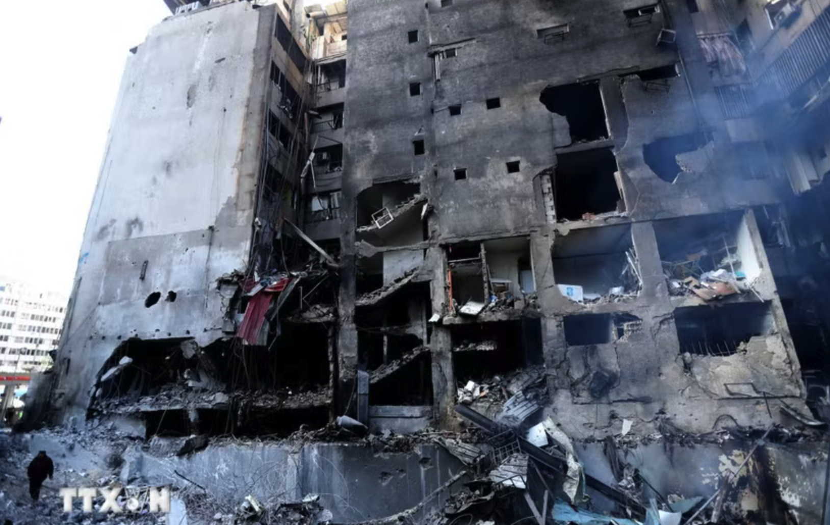Tòa nhà bị phá hủy sau cuộc không kích của Israel tại Beirut, Liban. (Ảnh: THX/TTXVN)
