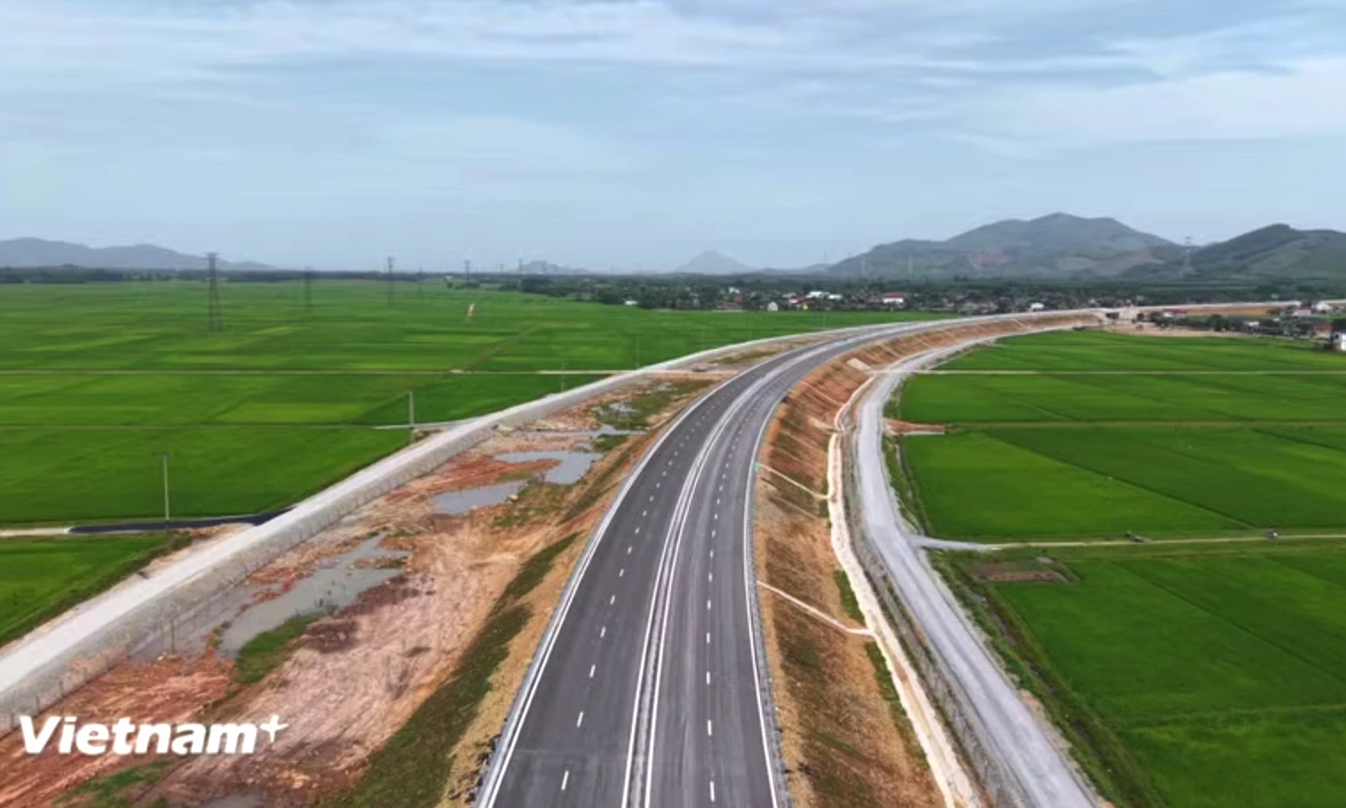 Một dự án thành phần cao tốc Bắc-Nam phía Đông 4 làn xe hạn chế được hoàn thành và đưa vào khai thác. (Ảnh: Việt Hùng/Vietnam+)