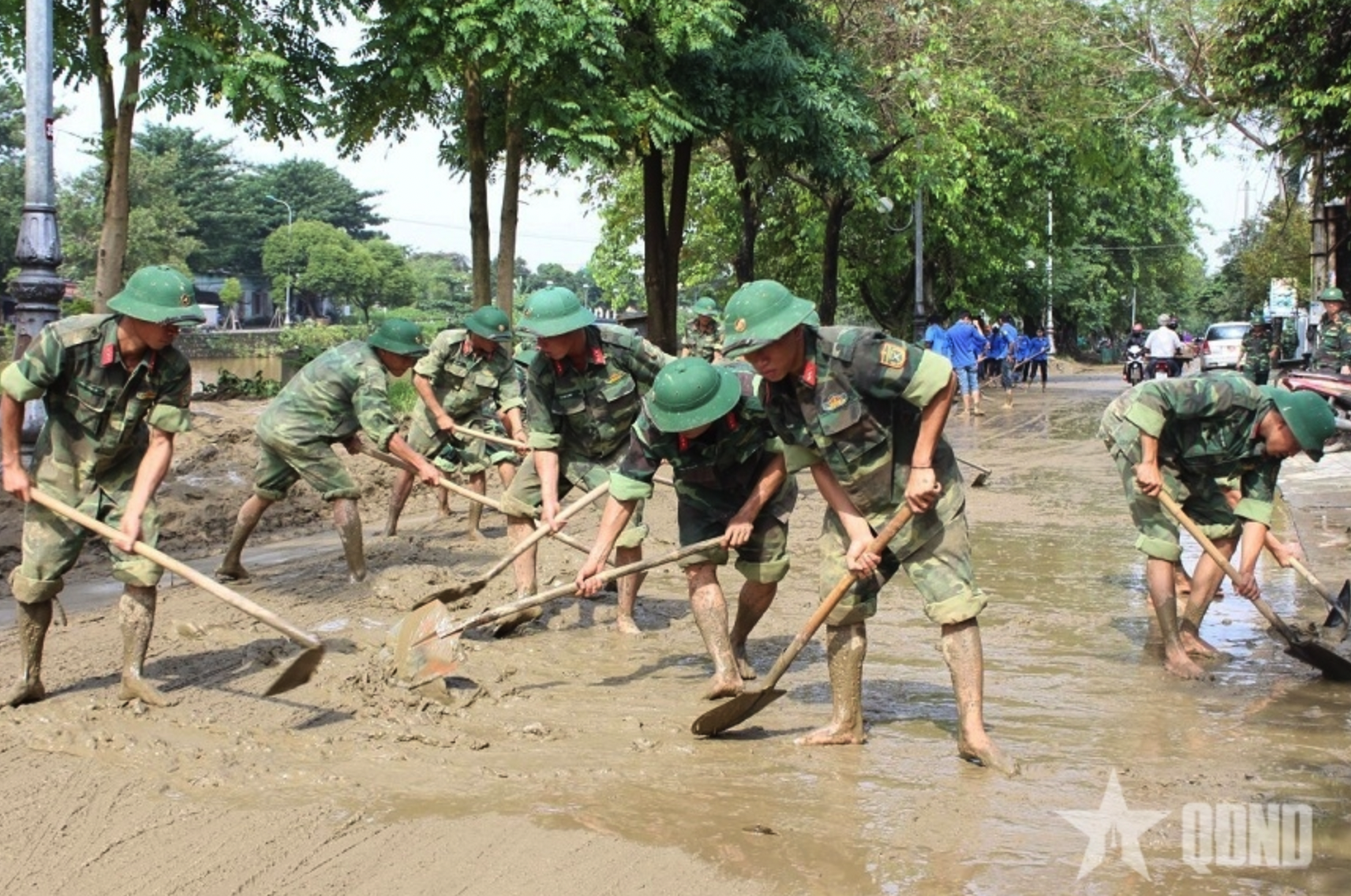 Bộ đội Sư đoàn 968 giúp các địa phương tỉnh Quảng Trị khắc phục hậu quả mưa bão. 
