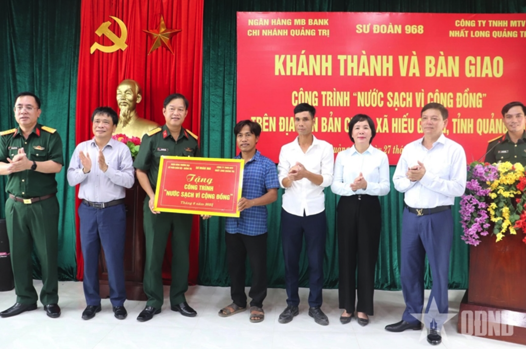 Sư đoàn 968 cắt băng khánh thành bàn giao công trình nước sạch tặng xã Hiếu Giang, tỉnh Quảng Trị.