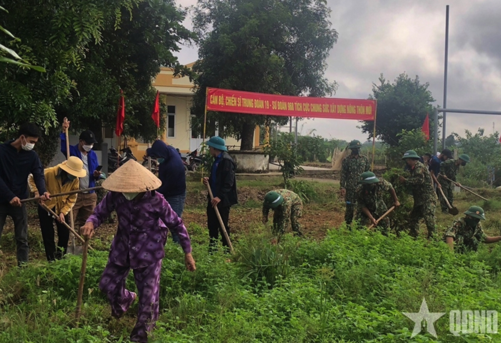 Giúp các địa phương trên địa bàn đóng quân xây dựng nông thôn mới.