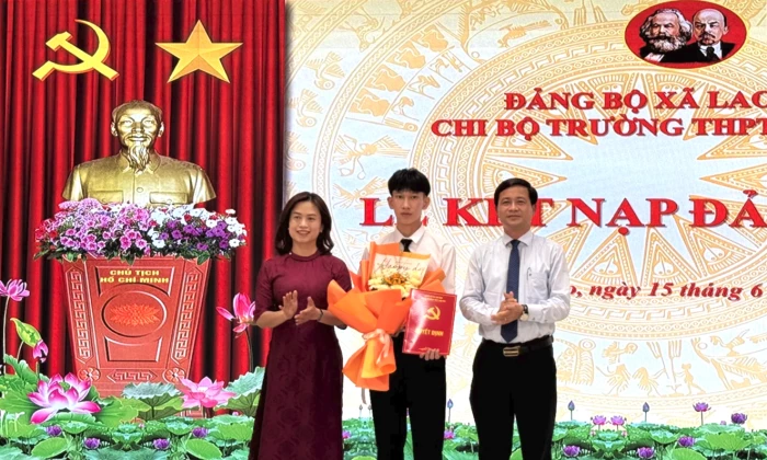 Kết nạp Đảng cho 12 học sinh ưu tú