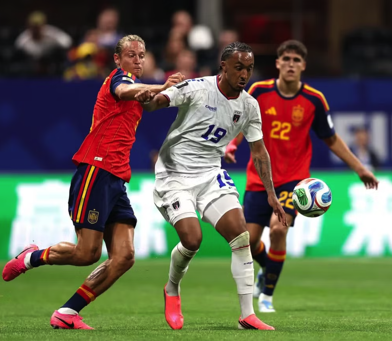 Cape Verde chơi đầy quả cảm trước sức ép từ các ngôi sao đắt giá của Tây Ban Nha. (Ảnh: FIFA)