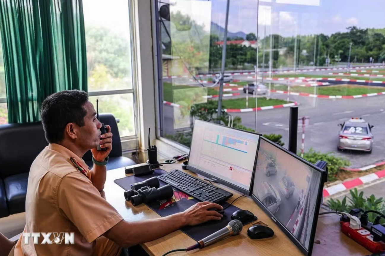 Giám thị giám sát thi sát hạch từ đài quan sát tại Trung tâm Đào tạo và Sát hạch lái xe (xã Lương Sơn, tỉnh Phú Thọ). (Ảnh: Quốc Lũy/TTXVN)