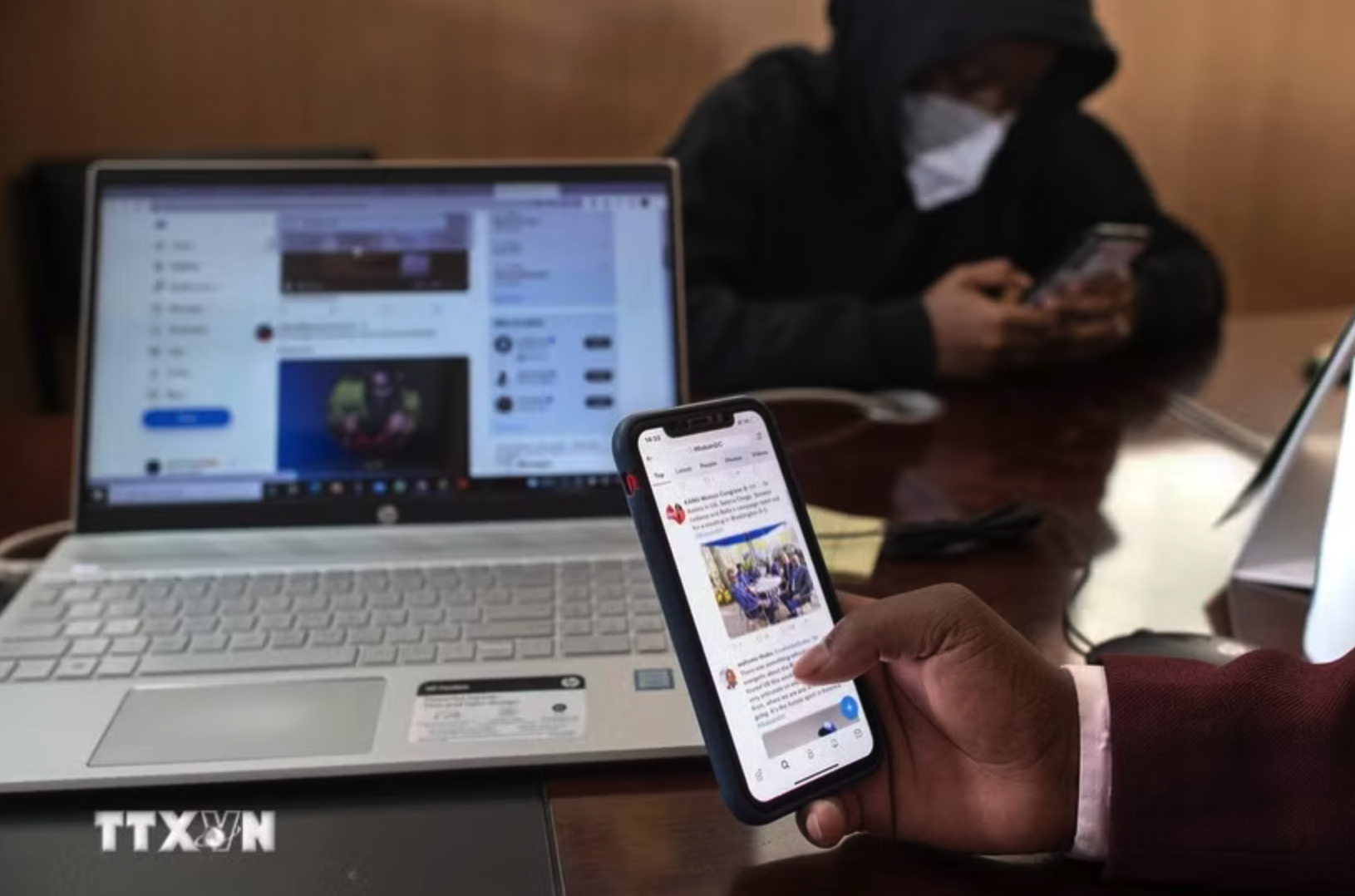 Người dân theo dõi thông tin trên điện thoại di động ở Thika, Kenya. (Ảnh: AFP/TTXVN)