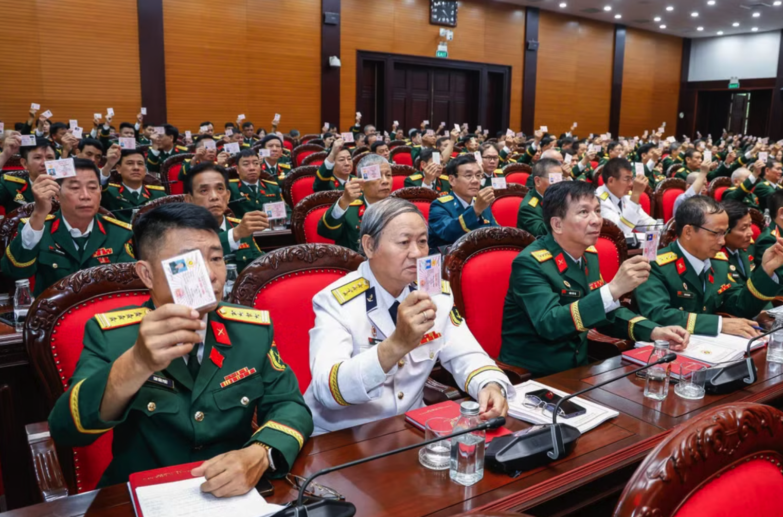 Các đại biểu biểu quyết tại Đại hội.