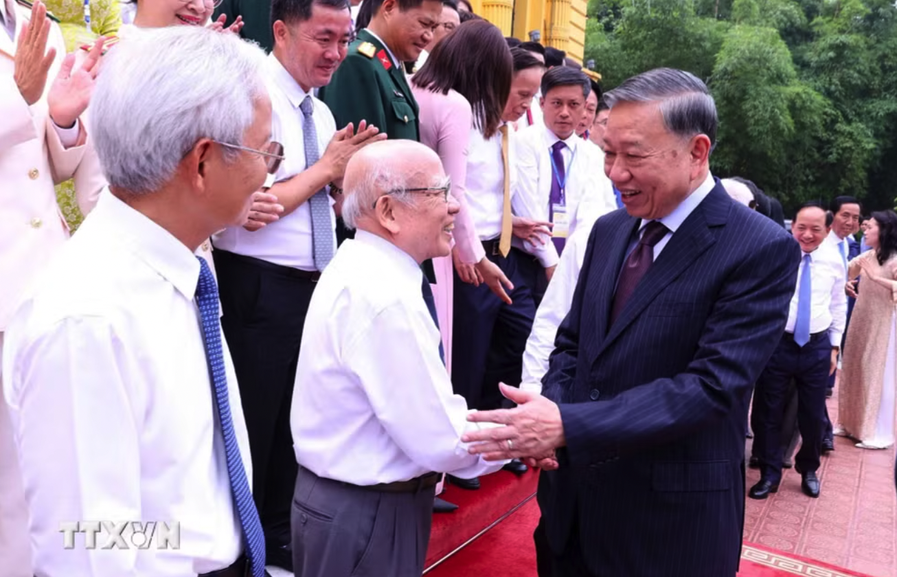 Tổng Bí thư, Chủ tịch nước Tô Lâm với các nhà báo tiêu biểu. (Ảnh: Văn Điệp/TTXVN)
