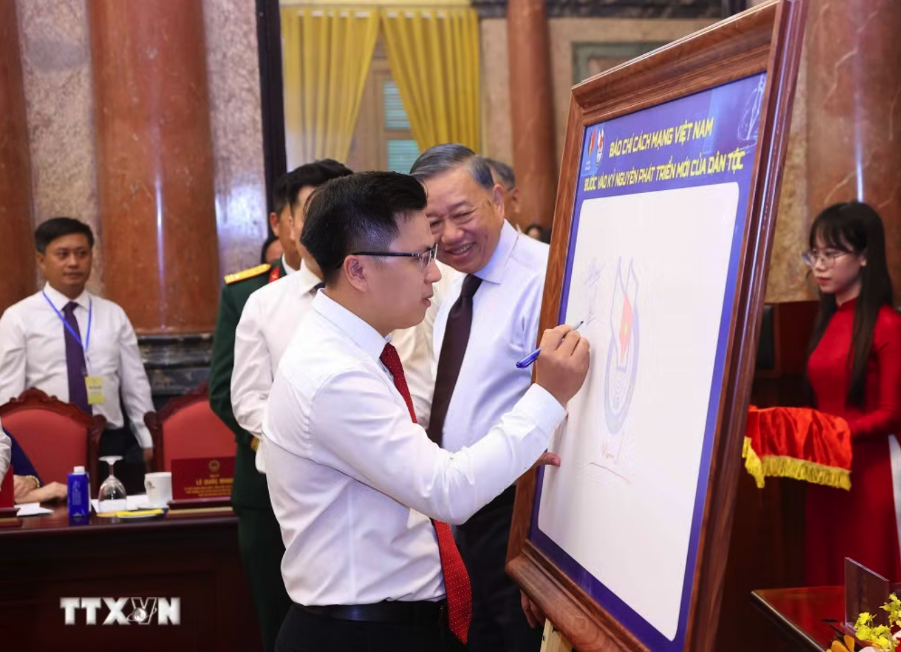 Các nhà báo tiêu biểu ký lưu niệm vào biểu trưng của Hội Nhà báo Việt Nam. (Ảnh: Văn Điệp/TTXVN)