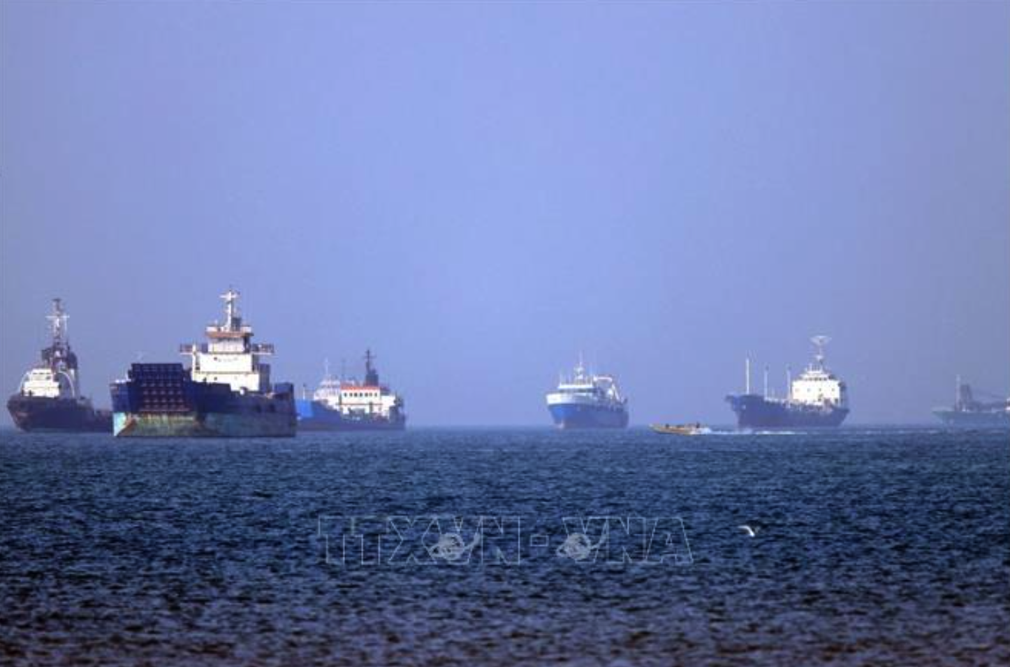 Tàu thuyền ở eo biển Hormuz, gần thành phố cảng Bandar Abbas, Iran. Ảnh: The Guardian/TTXVN