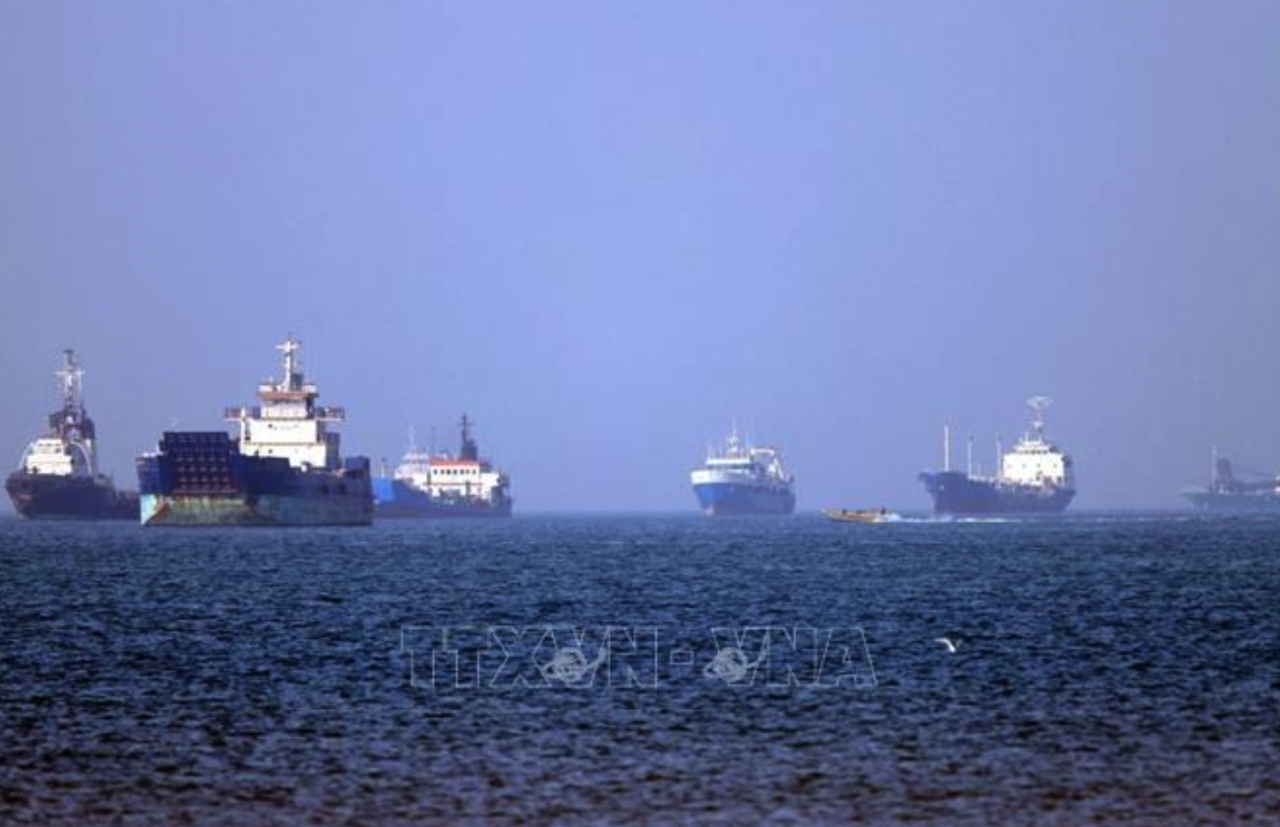 Tàu thuyền ở eo biển Hormuz, gần thành phố cảng Bandar Abbas, Iran. Ảnh: The Guardian/TTXVN