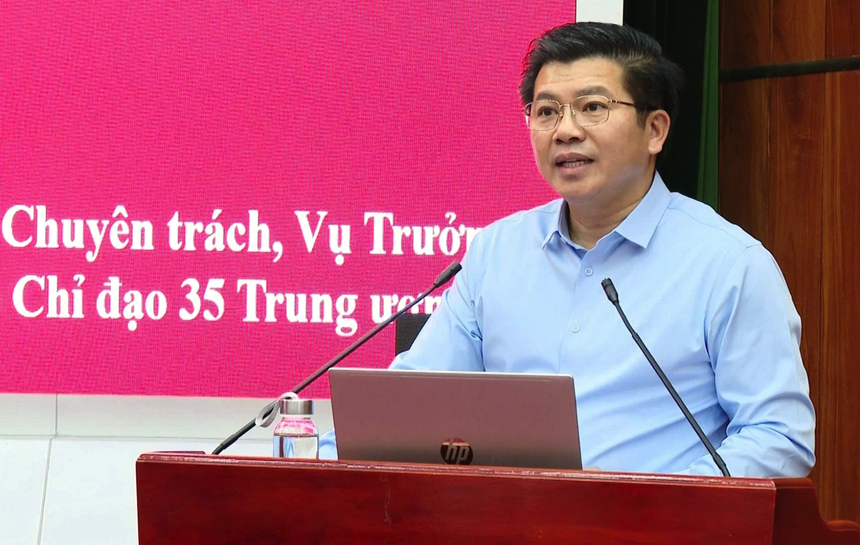 Đồng chí Trần Vũ Khiêm, Phó Bí thư Thường trực Tỉnh ủy, Trưởng đoàn đại biểu Quốc hội tỉnh, Trưởng ban Chỉ đạo 35 Tỉnh ủy phát biểu khai mạc hội nghị - Ảnh: Q.V