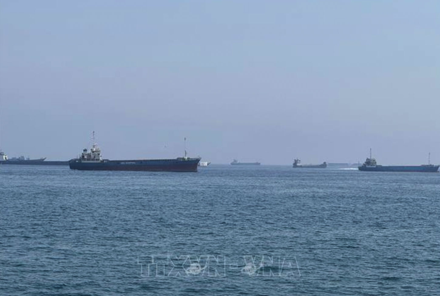Tàu thuyền di chuyển qua eo biển Hormuz. Ảnh: THX/TTXVN