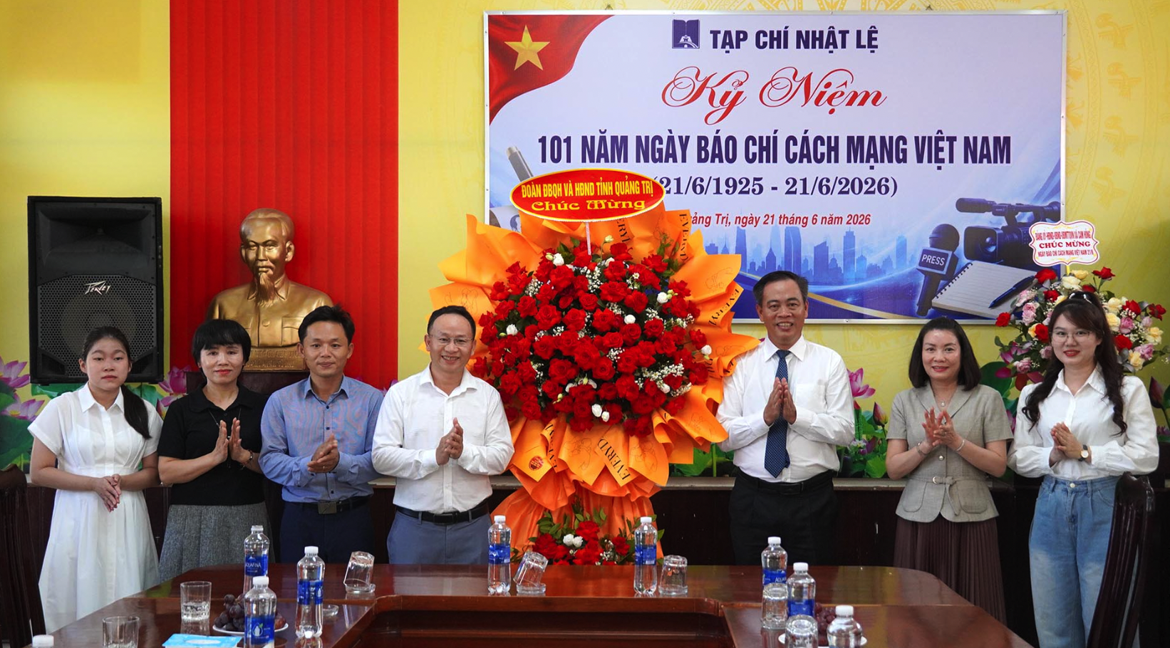 Tặng hoa, chúc mừng phóng viên Cơ quan Thông tấn xã Việt Nam tại Quảng Trị - C.H