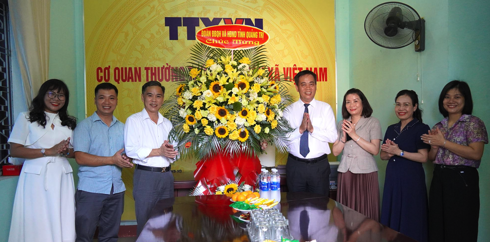 Tặng hoa, chúc mừng phóng viên Cơ quan Thông tấn xã Việt Nam tại Quảng Trị - C.H