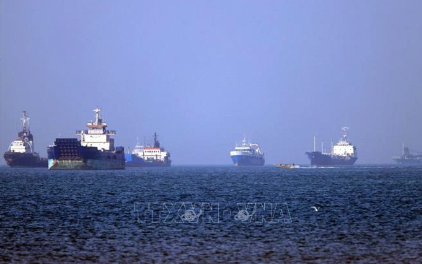 Tàu thuyền ở eo biển Hormuz, gần thành phố cảng Bandar Abbas, Iran. Ảnh: The Guardian/TTXVN