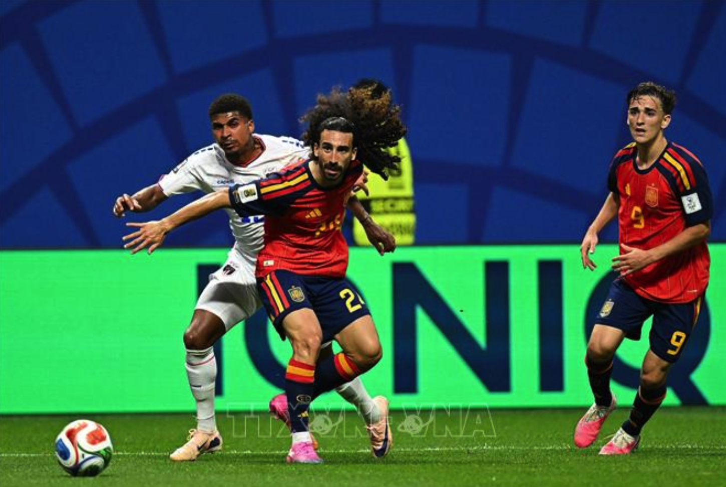 Hậu vệ Tây Ban Nha Marc Cucurella (giữa) nỗ lực kiểm soát bóng trước sự đeo bám của cầu thủ Cape Verde, Laros Duarte (trái). Ảnh: THX/TTXVN phát