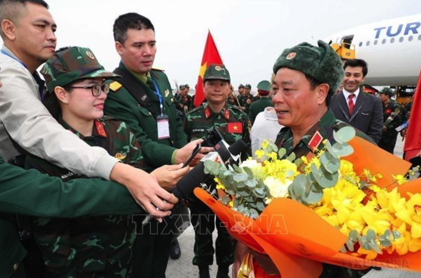 Phóng viên phỏng vấn thành viên đoàn cán bộ, chiến sĩ QĐND Việt Nam tham gia cứu hộ trong vụ động đất xảy ra ở Thổ Nhĩ Kỳ sau hoàn thành nhiệm vụ trở về (2023). Ảnh: Trọng Đức/TTXVN